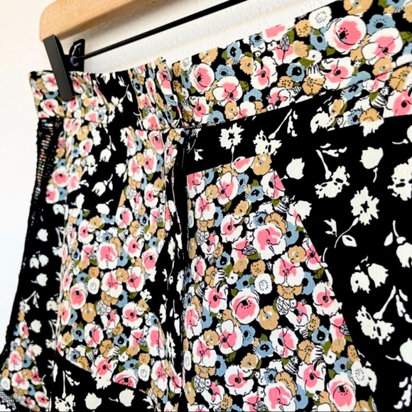 NEW TopShop Multi-Colored Bohemian Floral Print Lace Trim Summer Shorts - Picture 8 of 10